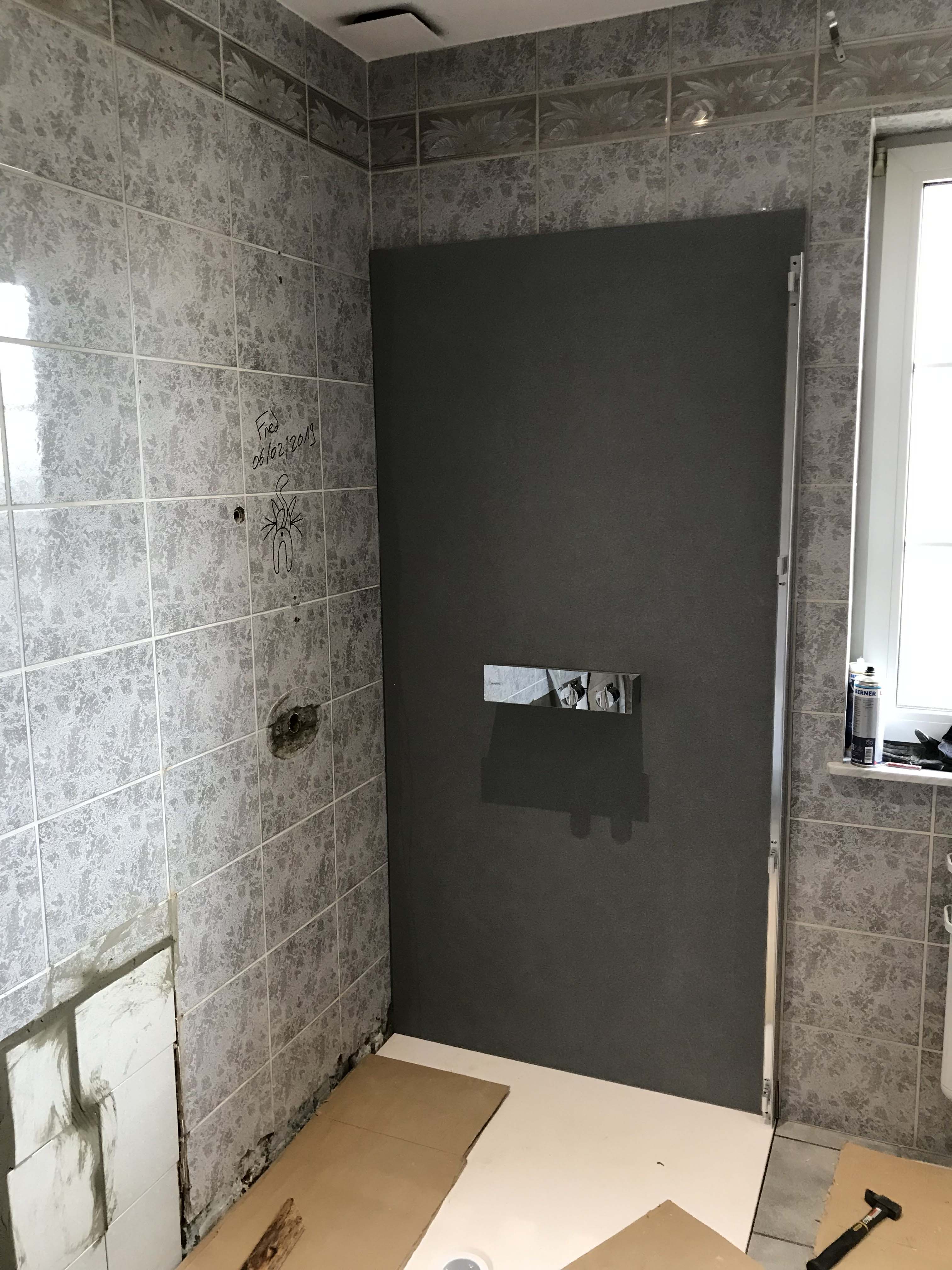 photo de la prestation Création douche avec habillage des murs avec panneaux décoratif